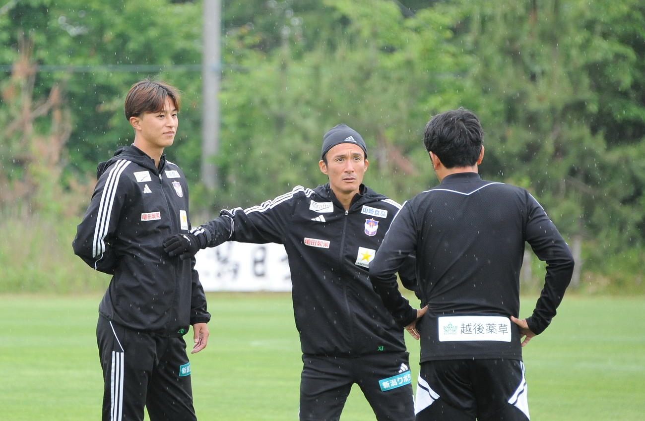 田中コーチ（右）、渡辺コーチと話す池沢テクニカルコーチ（左）