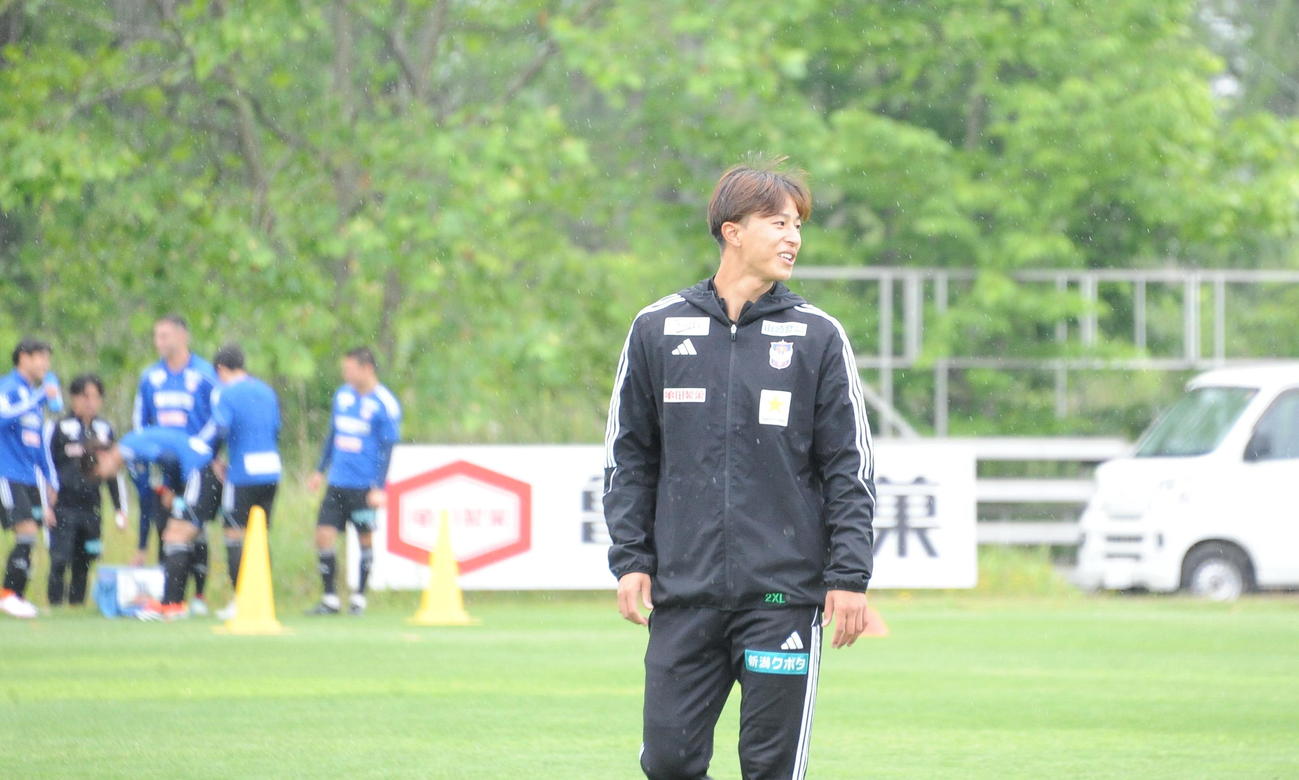 町田戦前日練習で笑顔を見せる池沢テクニカルコーチ