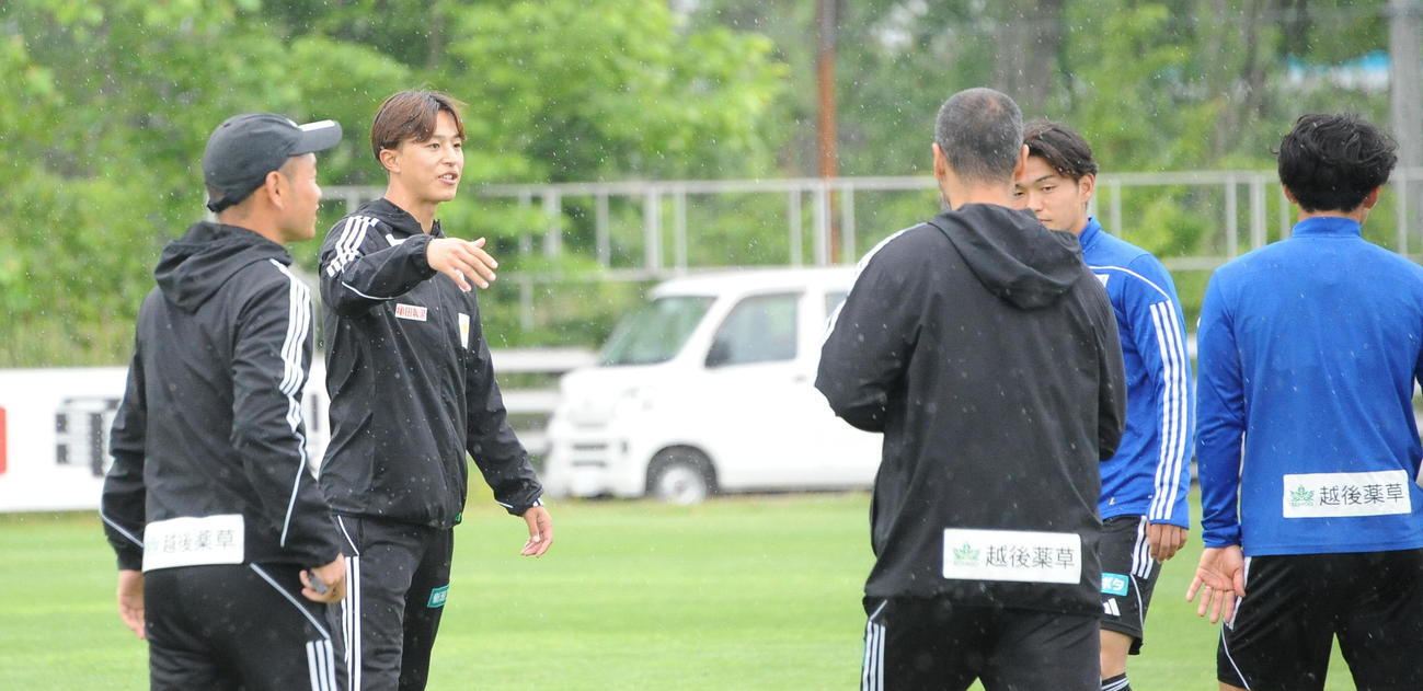 町田戦前日練習で選手に声を掛ける池沢テクニカルコーチ（左から2人目）
