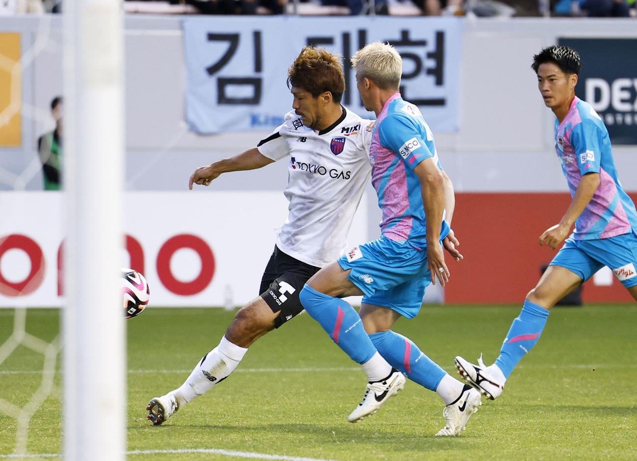 前半、先制ゴールを決めるFC東京・木本（左）（共同）