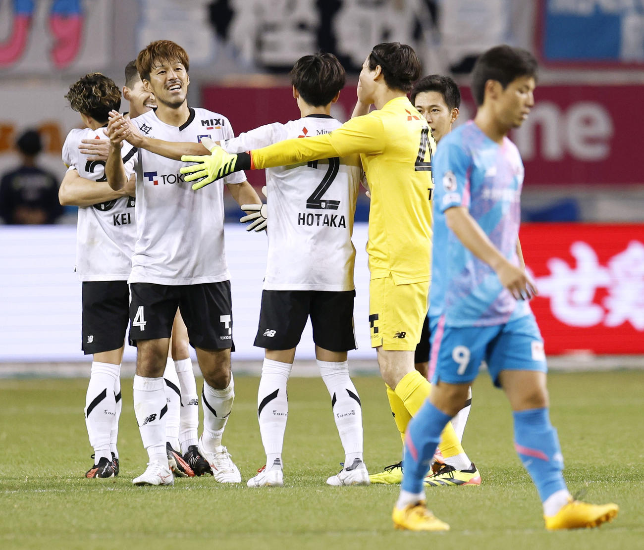 鳥栖に勝利し、喜ぶ木本（4）らFC東京イレブン（共同）