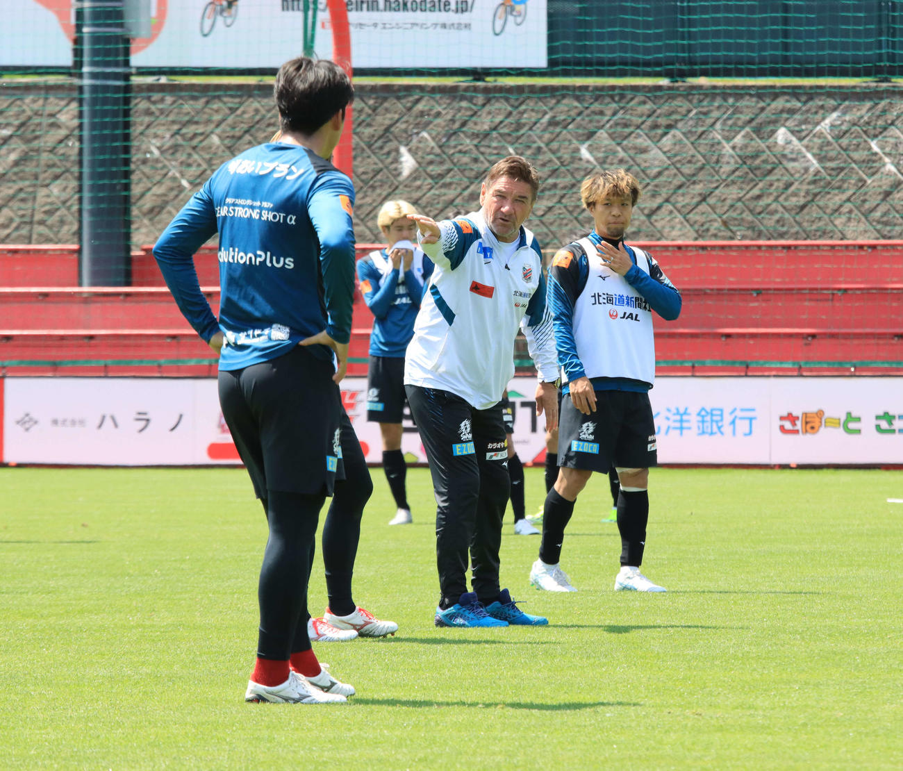 東京V戦前日練習で指示を出す札幌ペトロビッチ監督（右から2人目）（撮影・保坂果那）