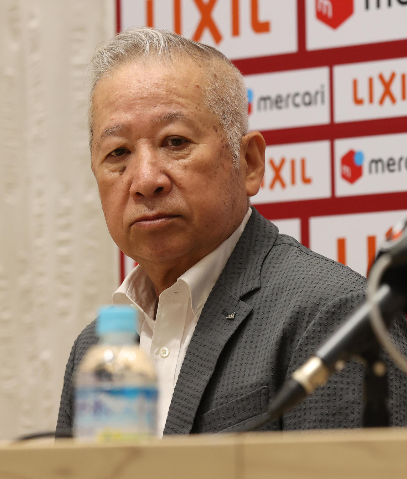 鹿島対横浜の試合前に会見する左から木村氏（撮影・水谷安孝）