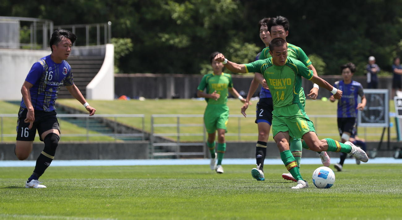2－1の後半15分にこの日2得点目を決める帝京長岡・安野