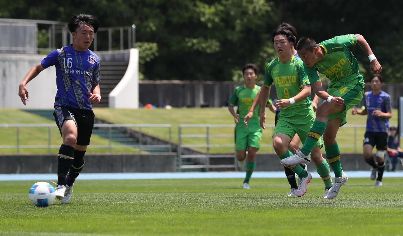2－1の後半15分にこの日2得点目を決める帝京長岡・安野
