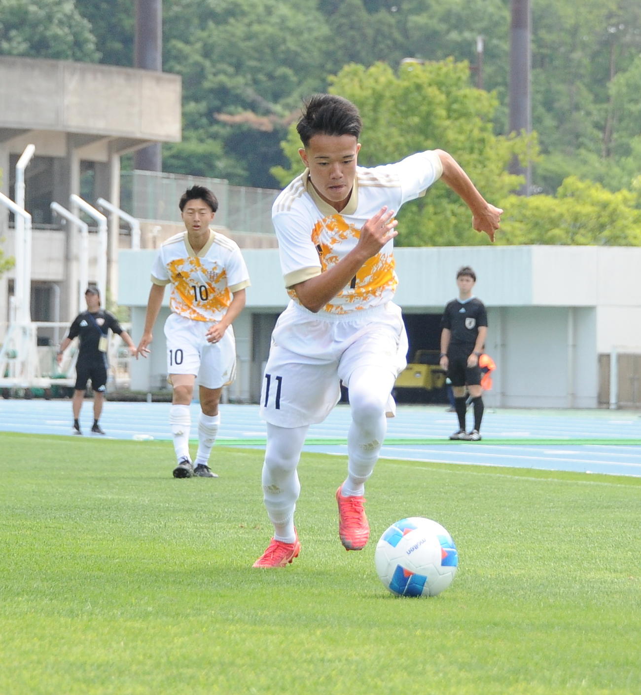 上越戦でドリブルで切り込む開志学園JSC・徳丸