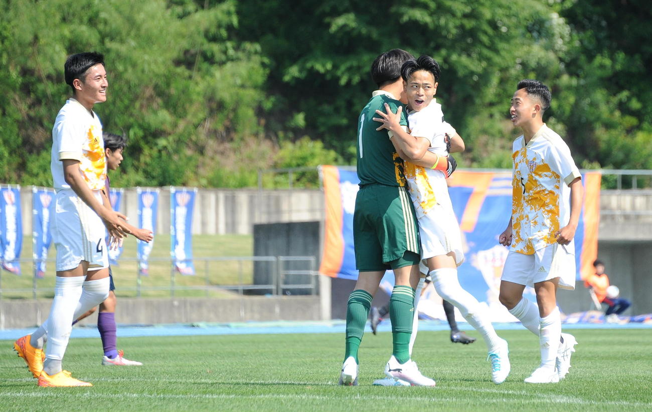 3大会ぶりの決勝進出を決め、喜ぶ開志学園JSCの選手たち