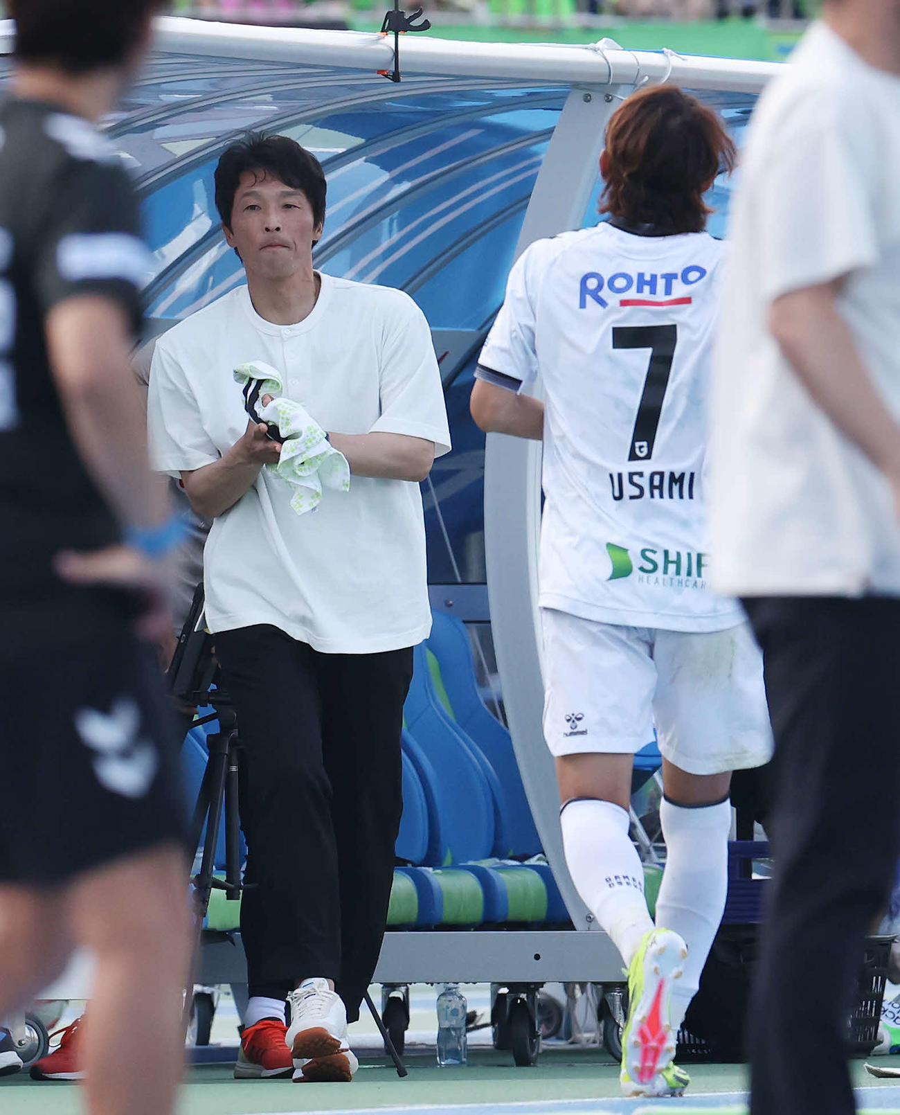 湘南対G大阪　試合後、湘南山口監督（左）にあいさつに行くG大阪宇佐美（撮影・宮地輝）