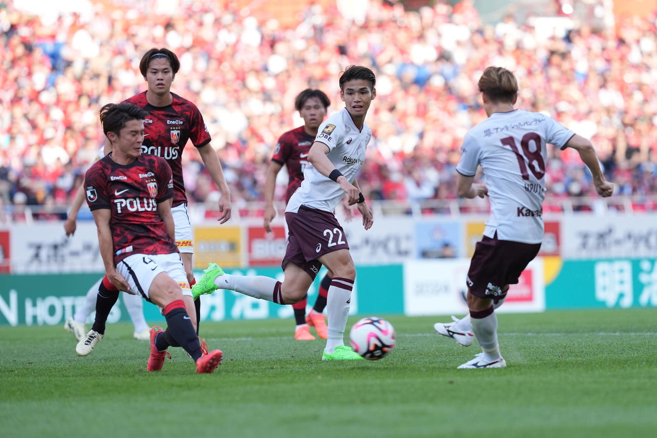 浦和対神戸　前半、ゴールを決める神戸井出(右)(撮影・井上学)