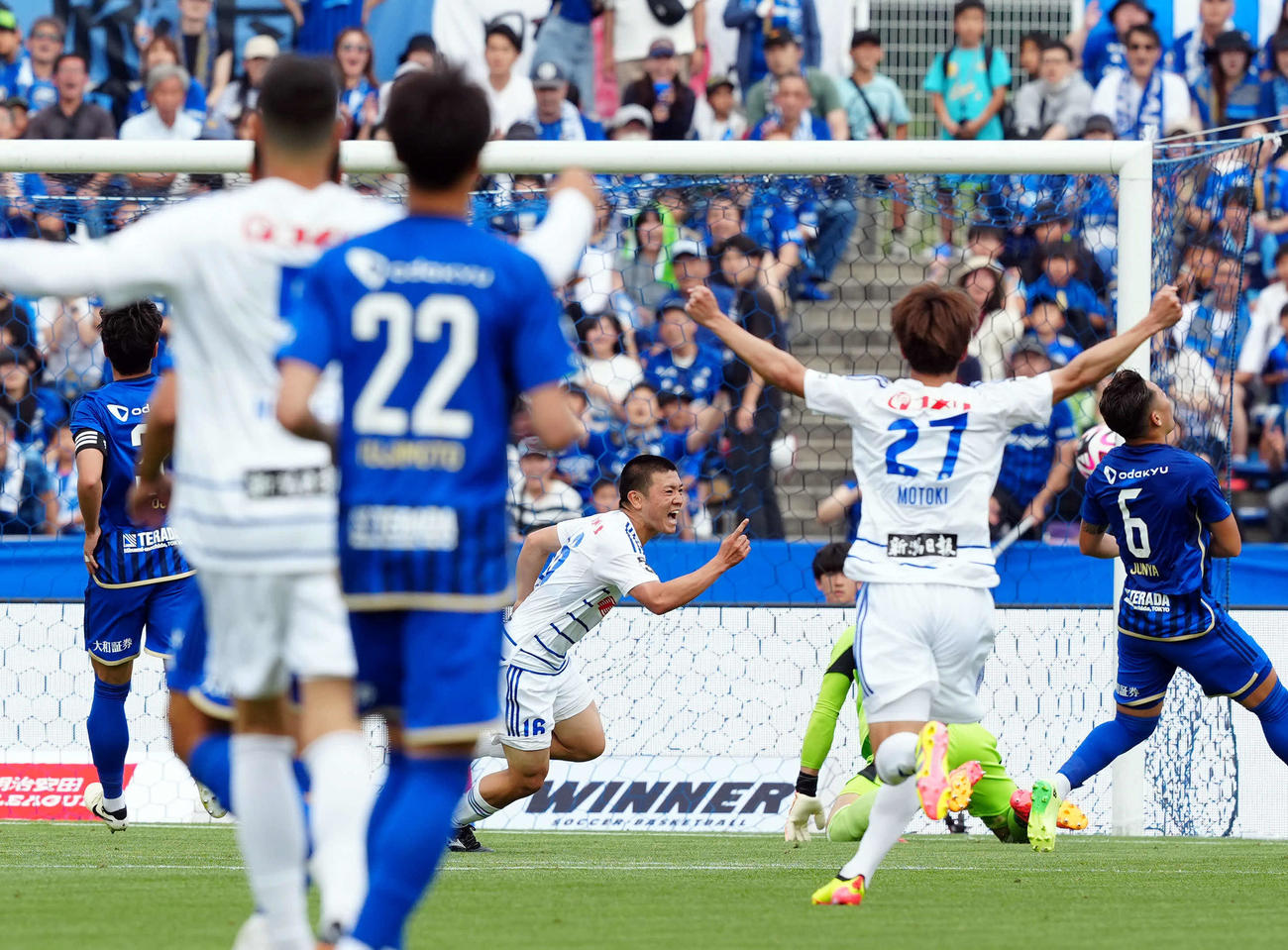 町田対新潟　前半、先制ゴールを決め駆け出す新潟小見（撮影・たえ見朱実）