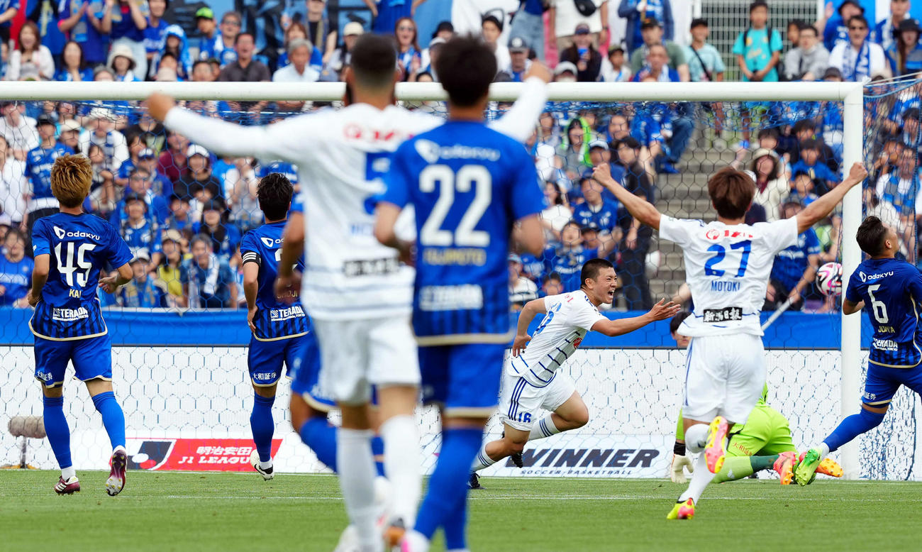 町田対新潟　前半、ゴールを決め喜ぶ新潟小見（撮影・たえ見朱実）