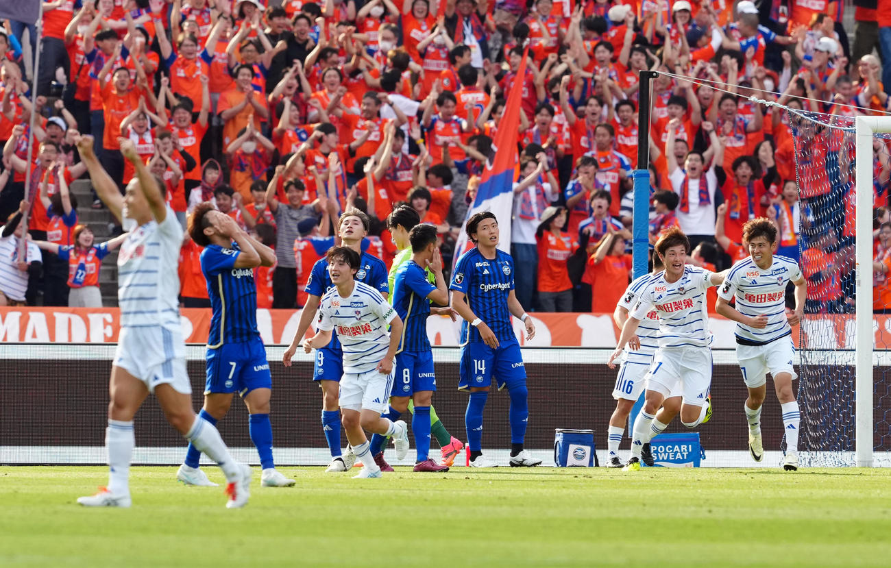 町田対新潟　後半、相手のオウンゴールを誘い3点目を挙げた新潟（撮影・たえ見朱実）