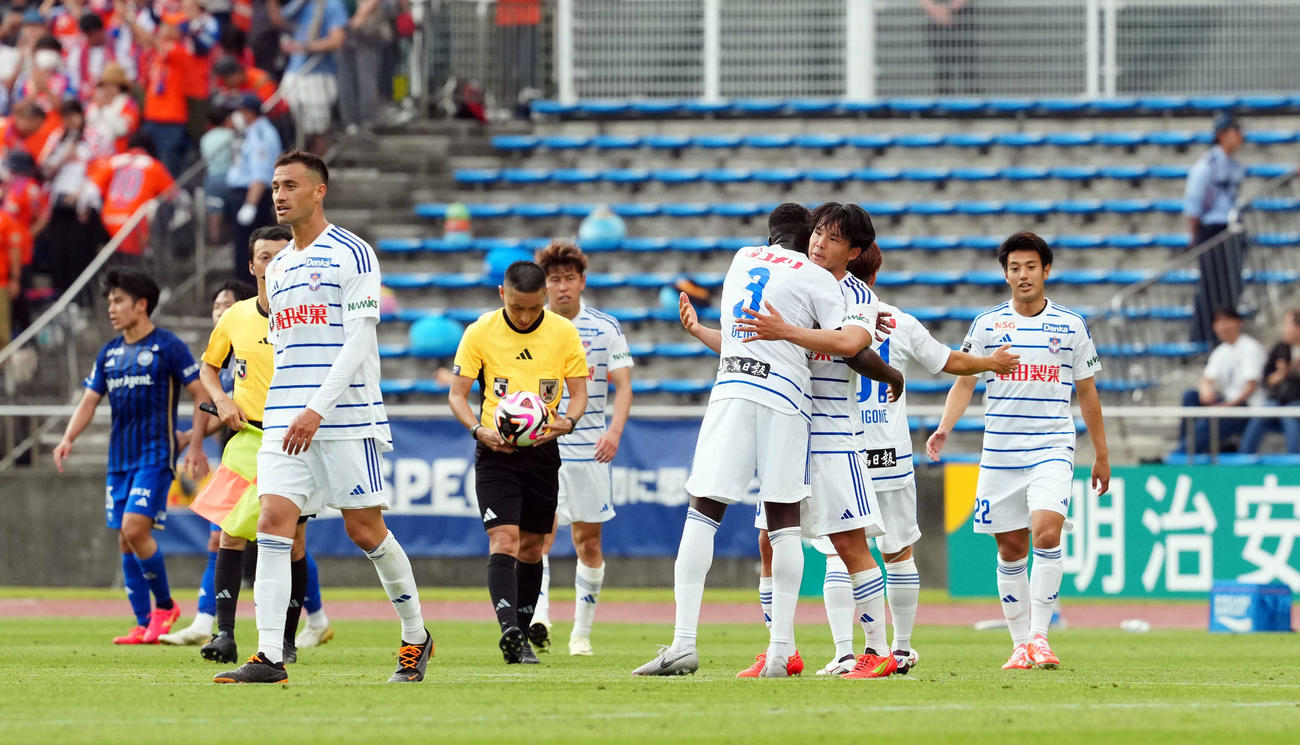 町田対新潟　町田に勝利し笑顔を見せる新潟イレブン（撮影・たえ見朱実）