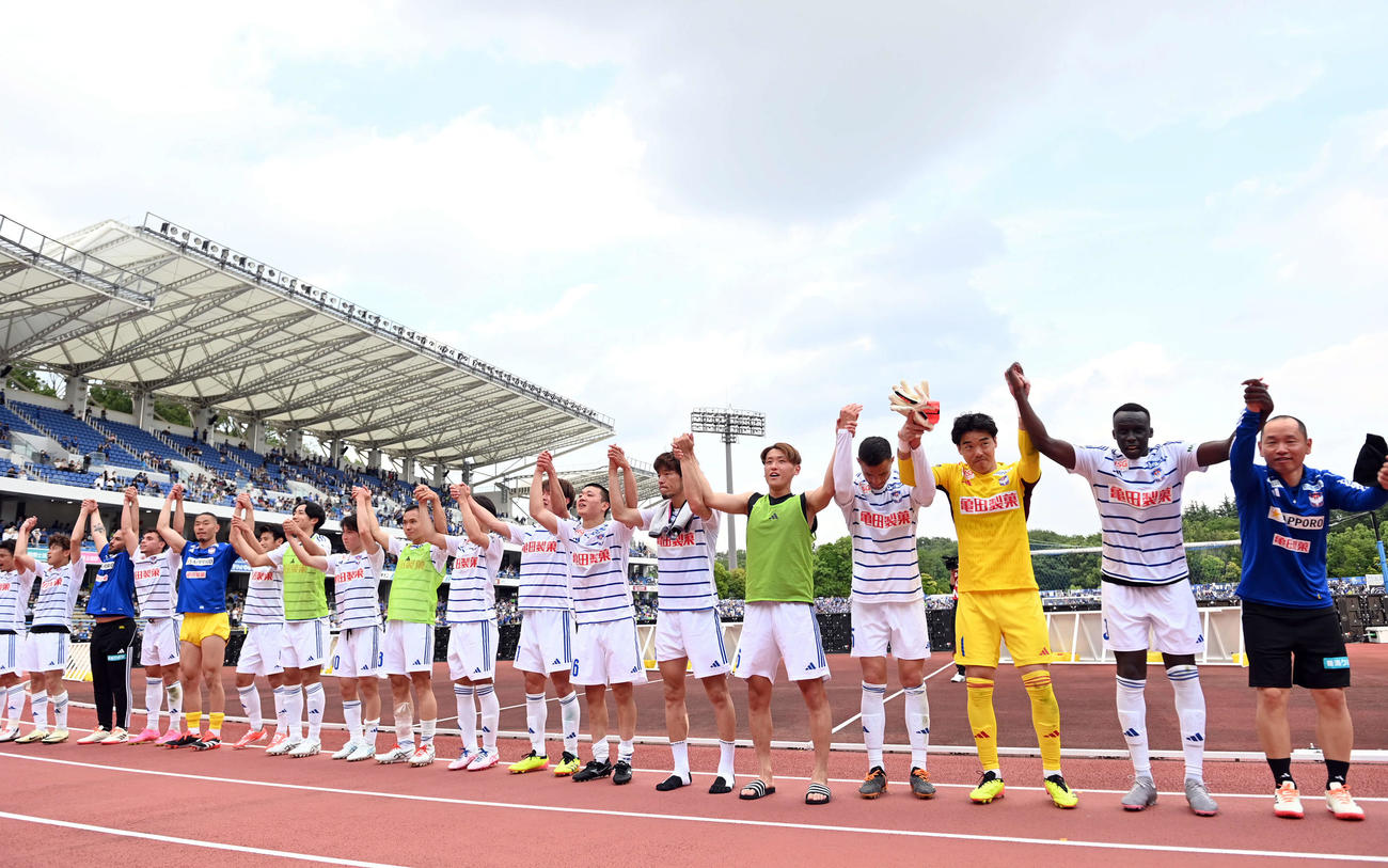 町田対新潟　サポーターとともに勝利を分かち合う新潟イレブン（撮影・たえ見朱実）