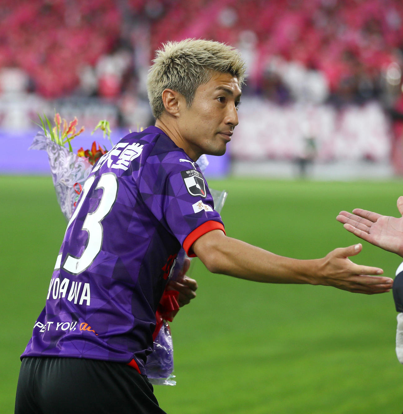 京都対C大阪　試合前、京都豊川はJリーグ通算200試合出場を達成し花束を手にする（撮影・上山淳一）