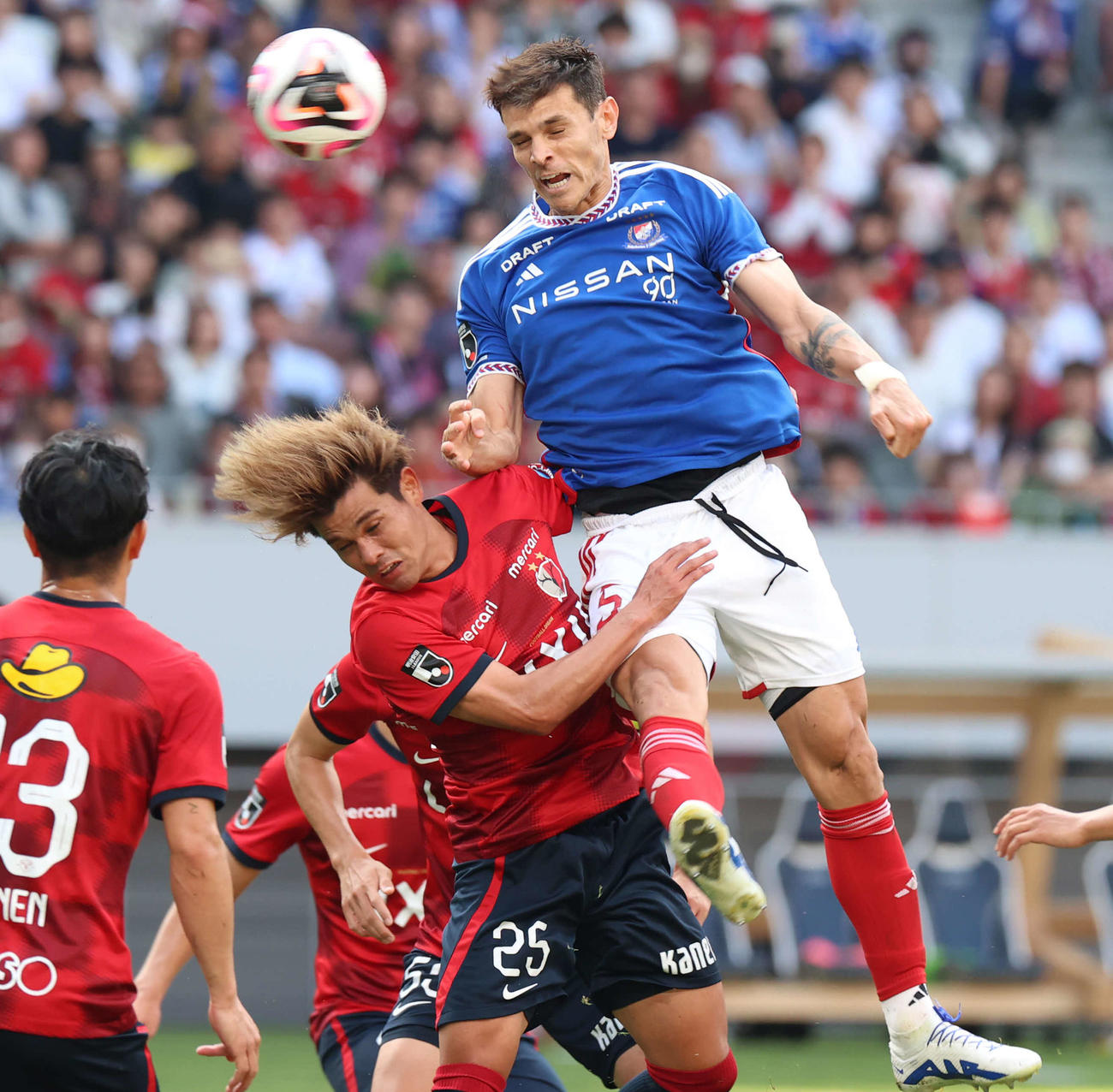 鹿島対横浜　後半、横浜エドゥアルドはヘディングシュートを放つも得点ならず（撮影・水谷安孝）