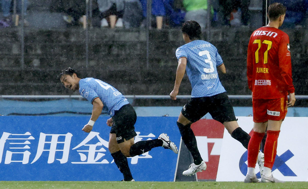川崎―名古屋　前半、先制ゴールを決め、駆け出す川崎・家長（左）（共同）