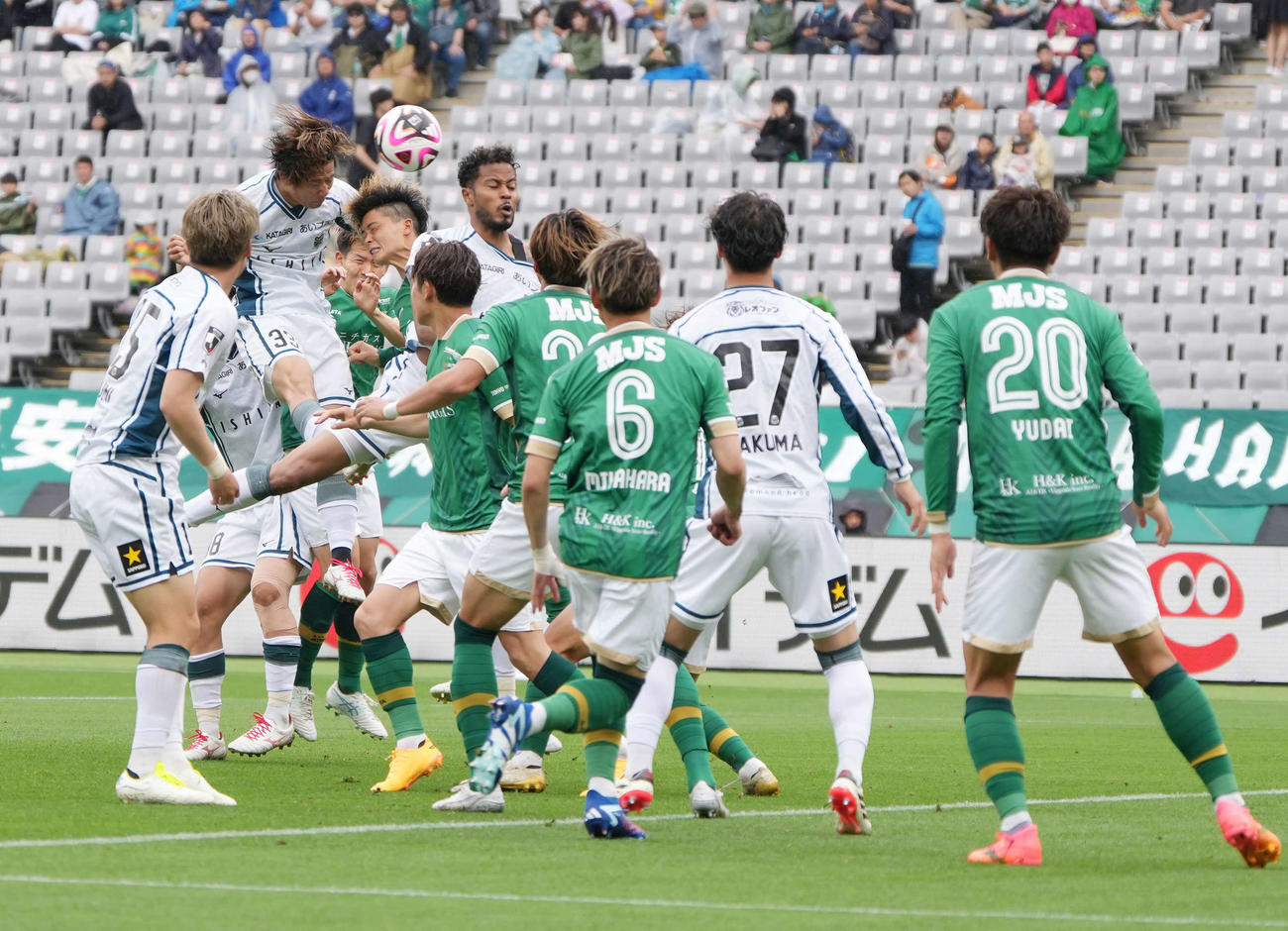 東京V対札幌、後半、札幌近藤はヘディングでチーム2点目のゴールを奪う（撮影・小沢裕）