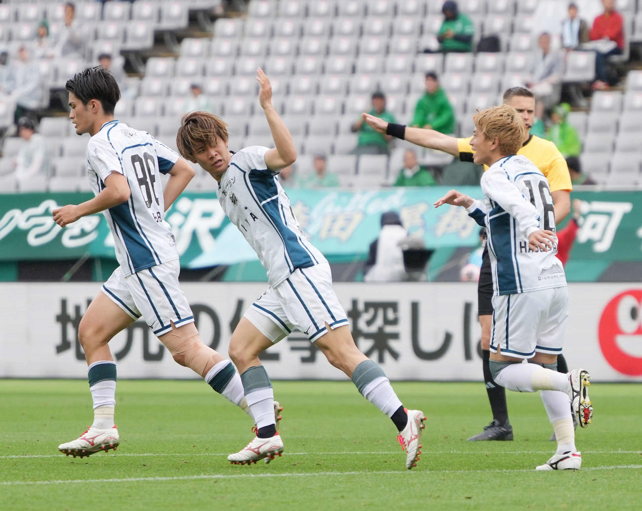 東京V対札幌、後半、札幌近藤（中央）はヘディングでチーム2点目のゴールを奪う（撮影・小沢裕）