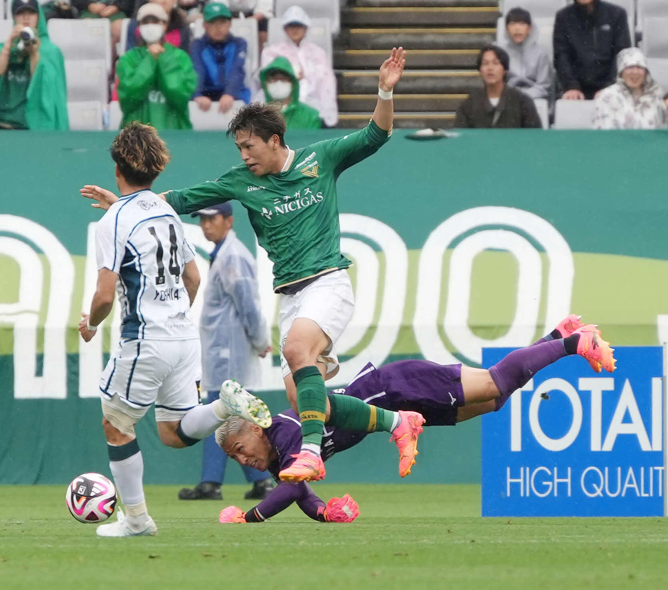東京V対札幌、後半、札幌GK菅野は東京V木村（中央）にドリブルでかわされゴールを奪われる（撮影・小沢裕）