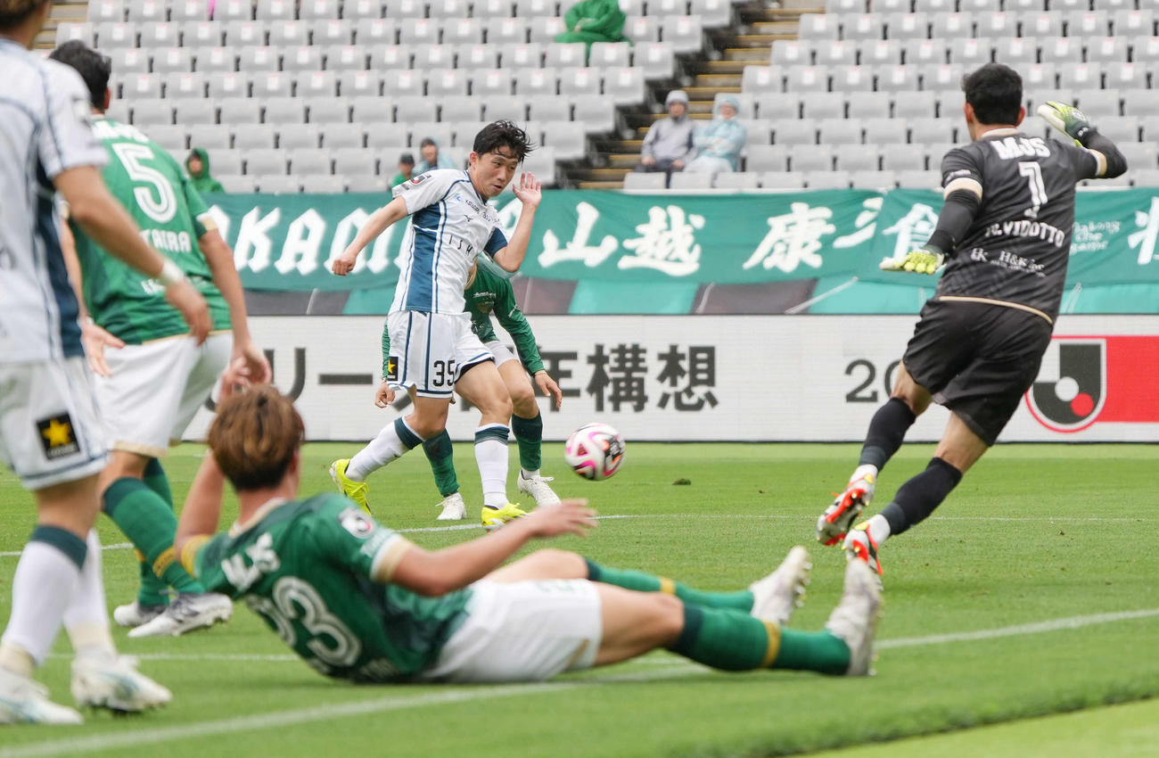 東京V対札幌、後半、札幌原（中央）はチーム3点目のゴールを奪う（撮影・小沢裕）