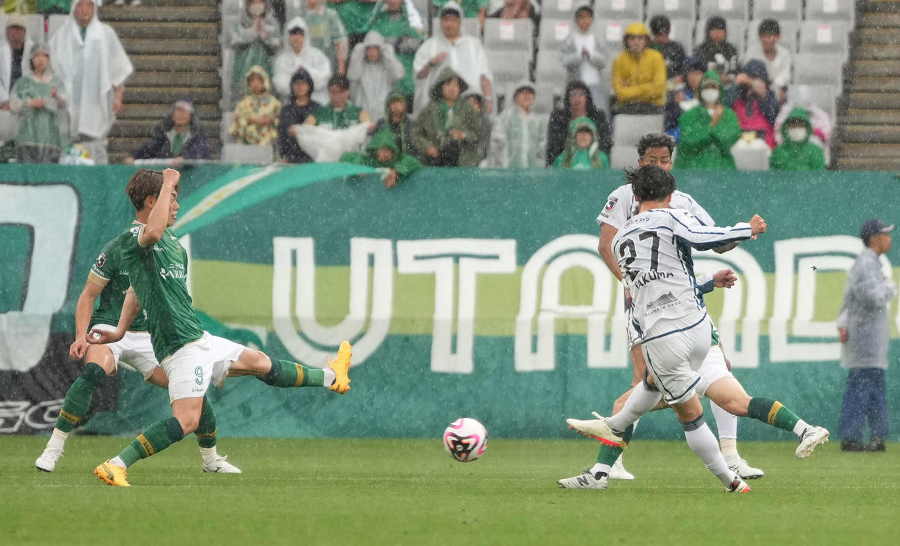 東京V対札幌、前半、札幌荒野（右）は同点ゴールを奪う（撮影・小沢裕）