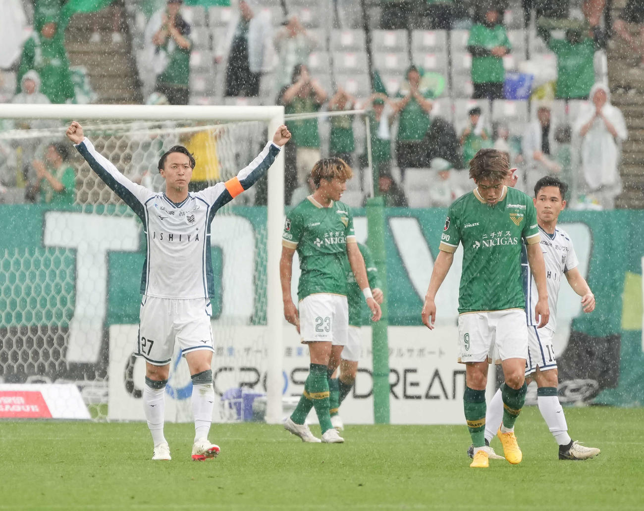 東京V対札幌、前半、札幌荒野（左）は同点ゴールを奪う（撮影・小沢裕）