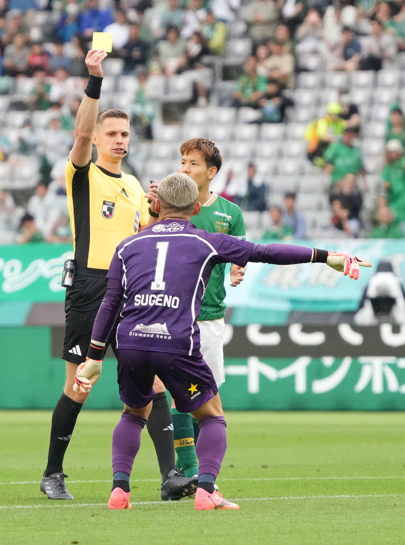 東京V対札幌、前半、札幌GK菅野（中央）は東京V木村と接触しPKを与える（撮影・小沢裕）