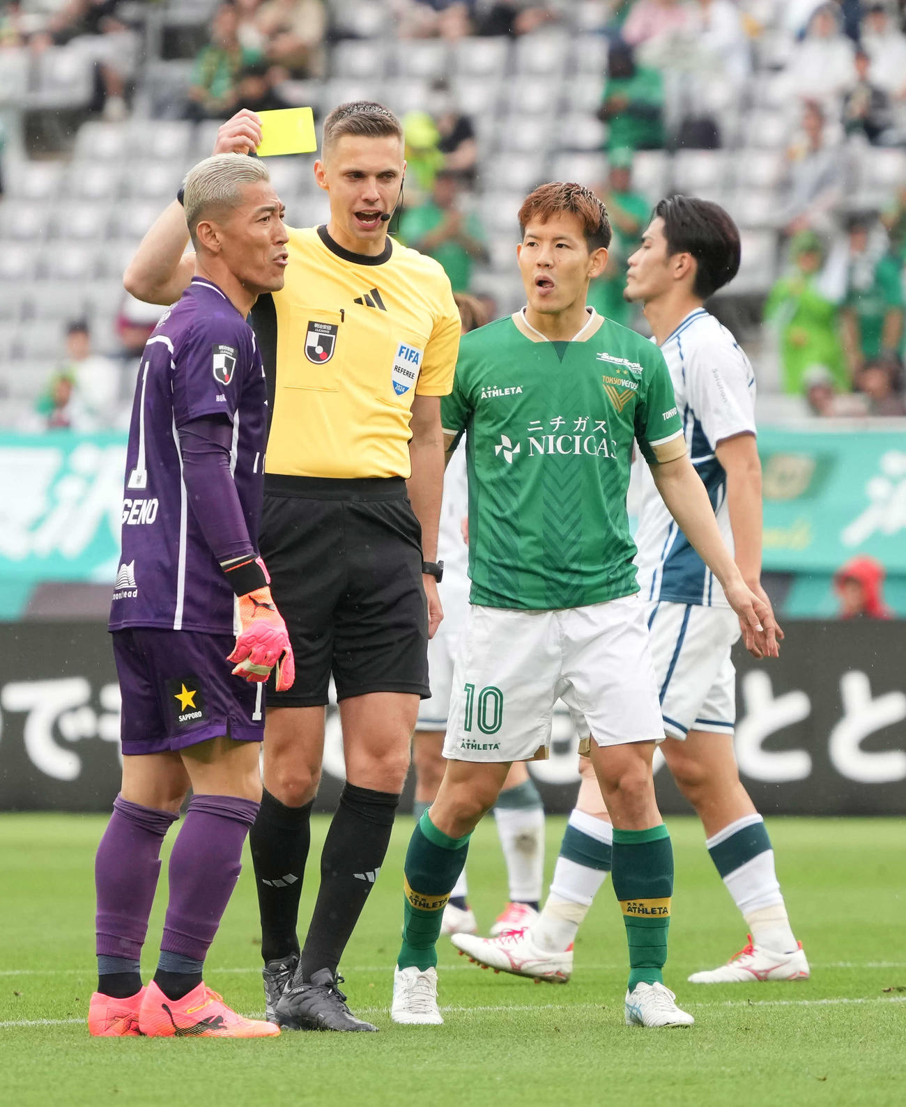 東京V対札幌、前半、札幌GK菅野（左）は東京V木村と接触しPKを与える（撮影・小沢裕）