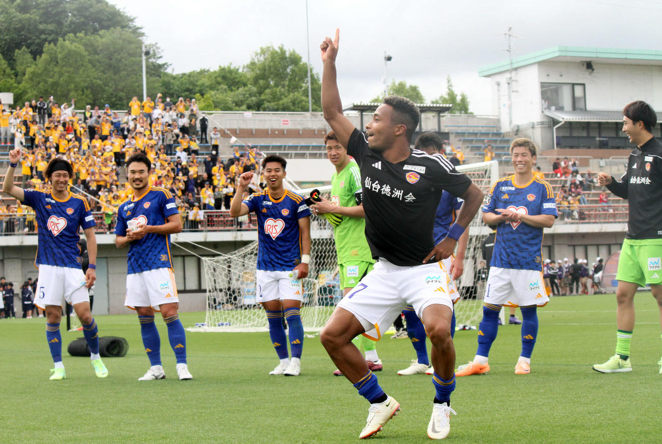 いわき対仙台　仙台サポーターの前で勝利のダンスを踊る仙台オナイウ（手前）（撮影・木村有優）