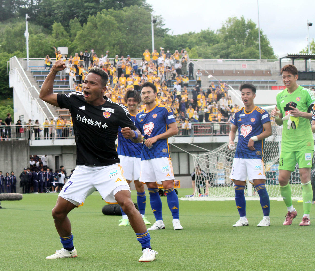 いわき対仙台　サポーターの前で勝利のダンスを踊る仙台オナイウ（手前）（撮影・木村有優）
