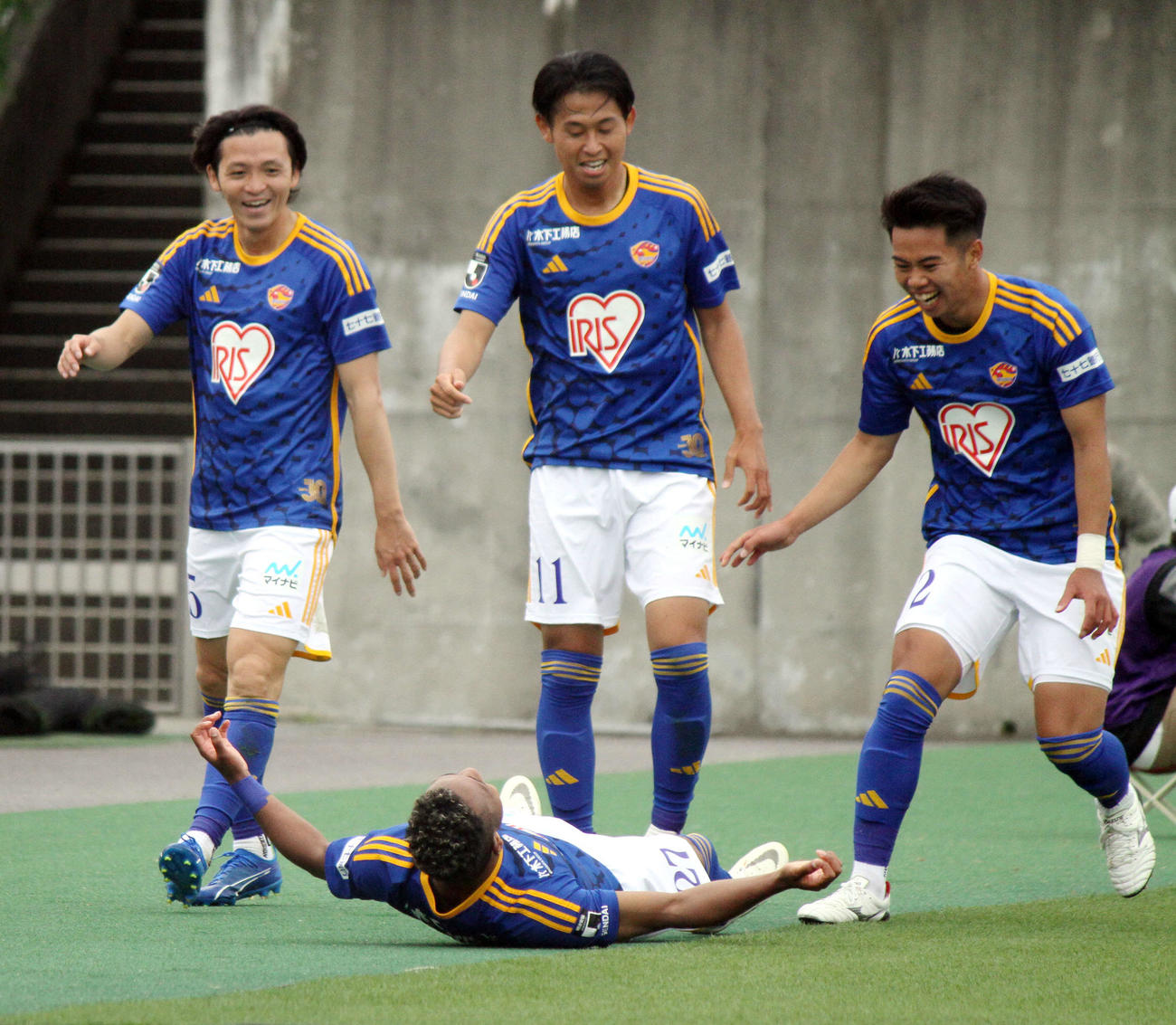 いわき対仙台　後半7分に勝ちこしゴールを決めた仙台オナイウ（手前）のもとに駆け寄るイレブンら（撮影・木村有優）