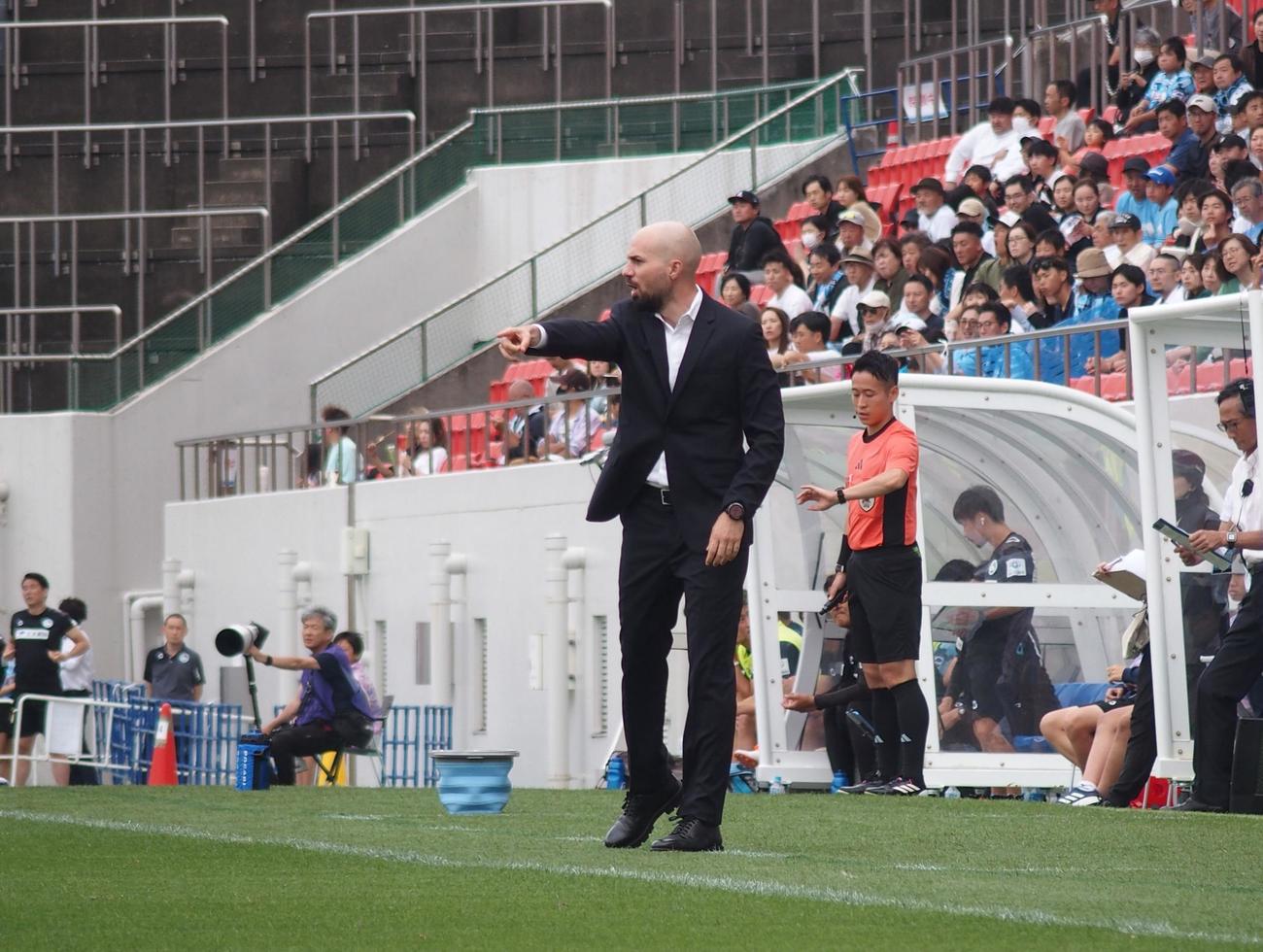 FC大阪戦で指示を出す奈良クラブのフリアン監督（撮影・永田淳）