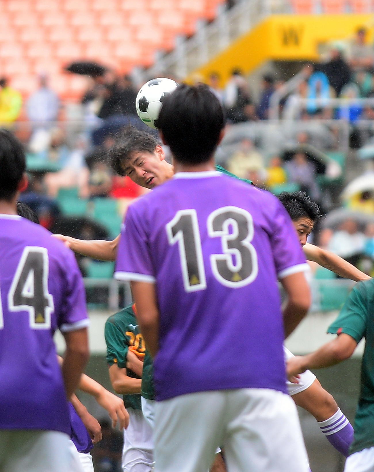 静岡学園対藤枝東　後半、頭で同点ゴールを決める静岡学園岩田（撮影・前田和哉）