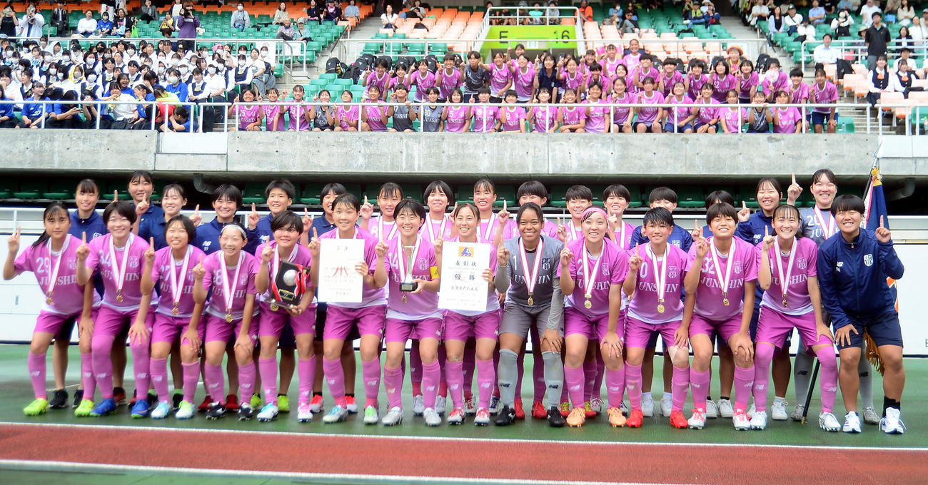 12連覇を飾った藤枝順心の選手たち（撮影・前田和哉）