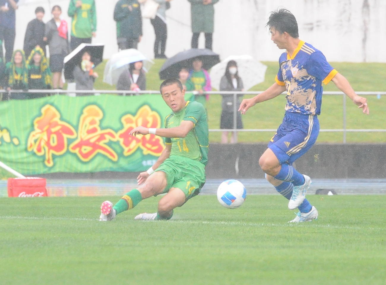 帝京長岡対開志学園　滑り込みながらクロスを上げる帝京長岡・安野（左）（撮影・小林忠）