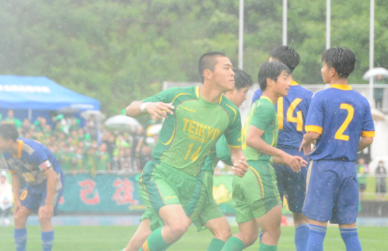 帝京長岡対開志学園　後半、ヘディングシュートを決めドヤ顔で走り出す帝京長岡・安野（手前）