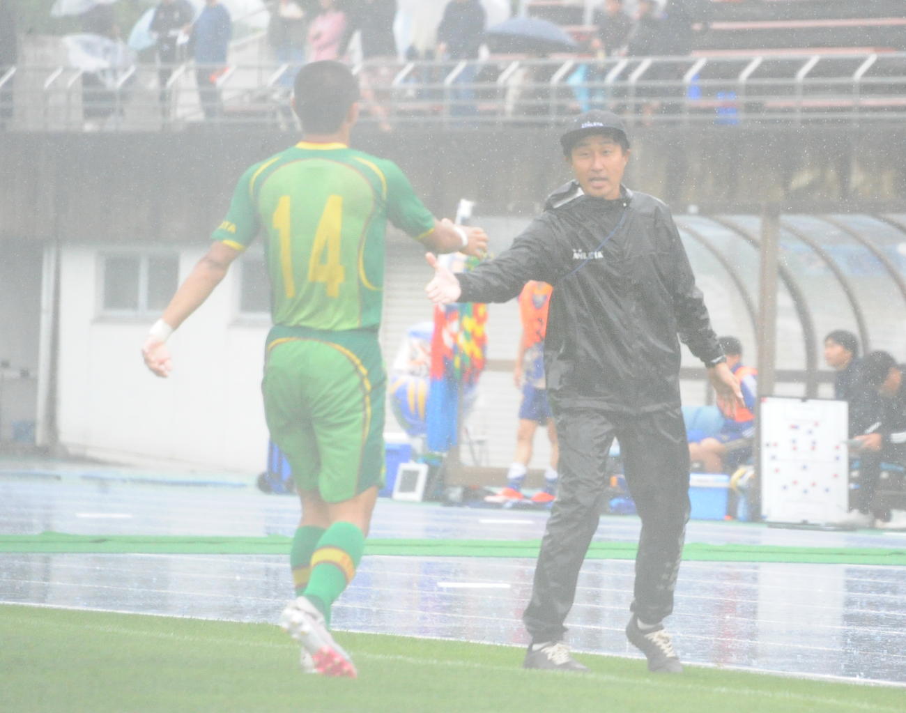 2－0の後半21分にヘディングシュートを決めた帝京長岡・安野（左）を迎え入れる古沢監督