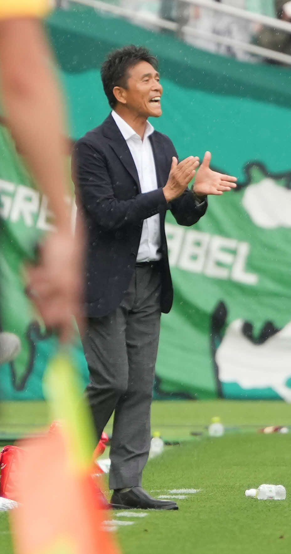 東京V対札幌、前半、見木のチーム3点目のゴールを祝福する東京V城福監督（撮影・小沢裕）