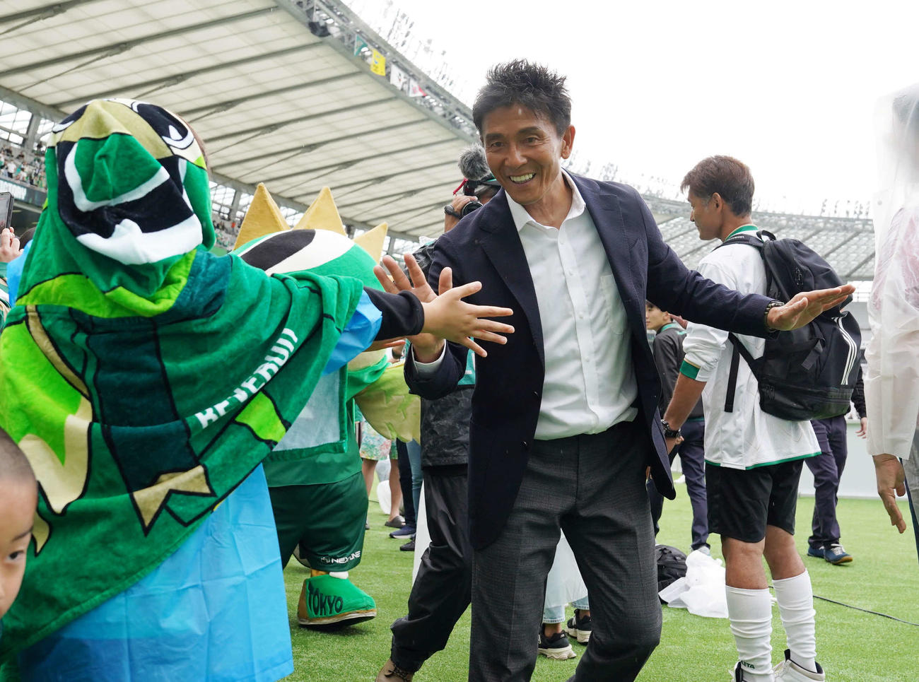 東京V対札幌、サポーターとハイタッチする東京V城福監督（撮影・小沢裕）