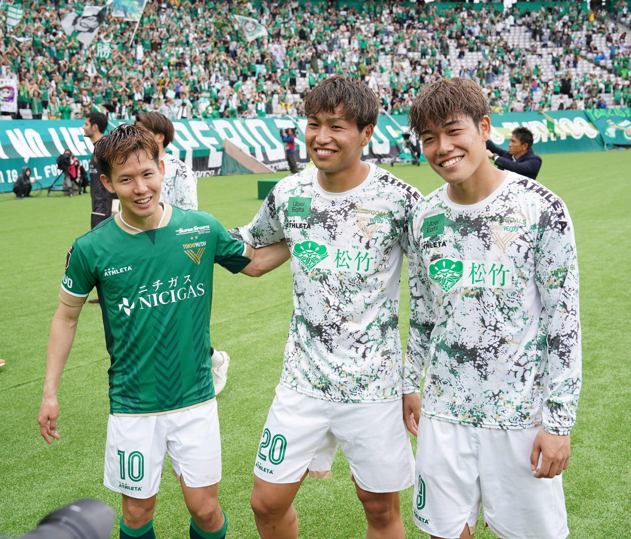 東京V対札幌、合計5ゴールを奪っての快勝に笑顔を見せる、左から東京V見木、木村、染野（撮影・小沢裕）