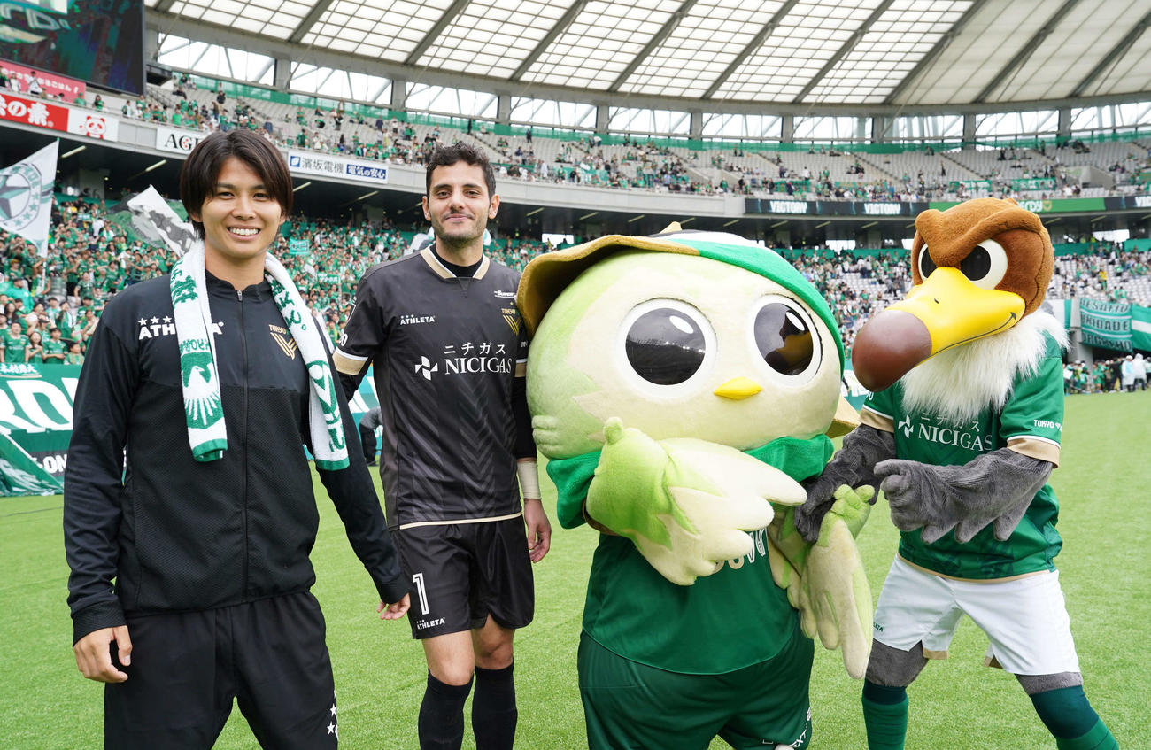 東京V対札幌、J通算150試合出場を達成した東京V・GKマテウス（左から2人目）は、左から岩打通訳、1人おいてリヴェルン、ヴェルディ君と記念撮影する（撮影・小沢裕）