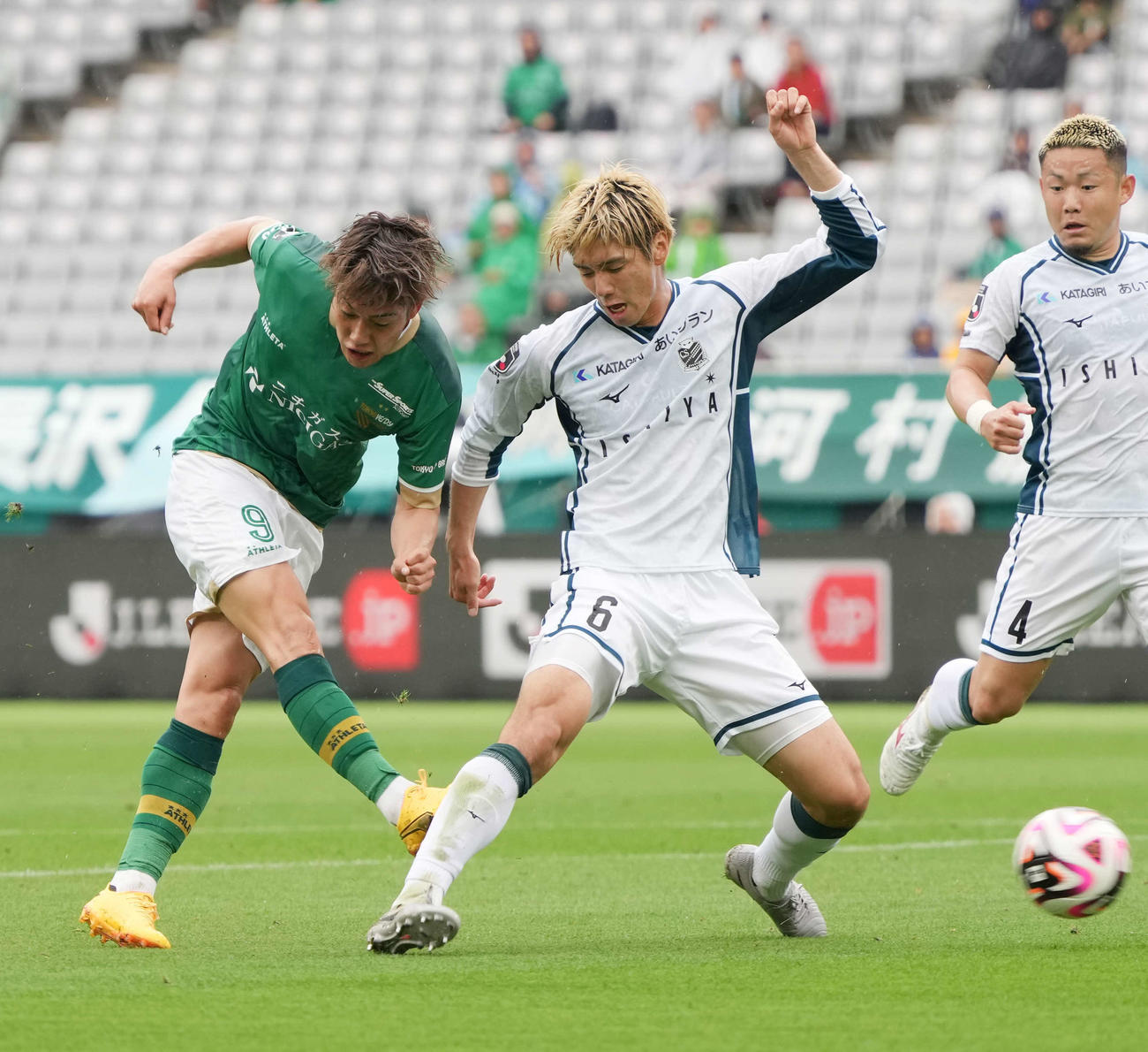 東京V対札幌、前半、東京V染野（左）は勝ち越しゴールを奪う（撮影・小沢裕）