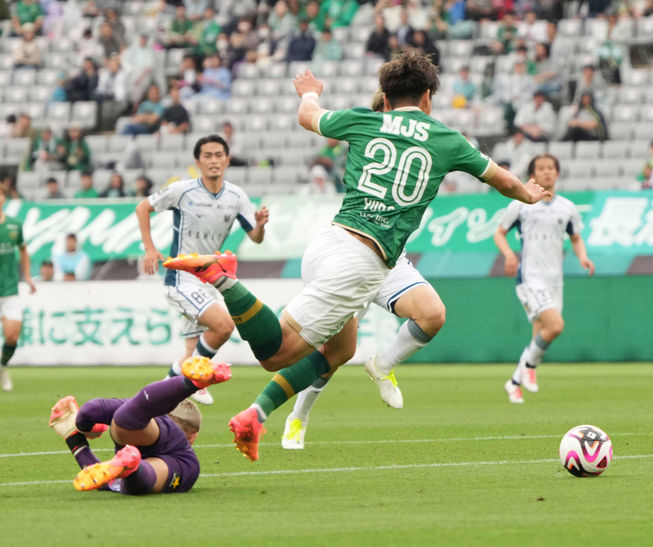 東京V対札幌、前半、札幌GK菅野（左）は東京V木村と接触しPKを与える（撮影・小沢裕）
