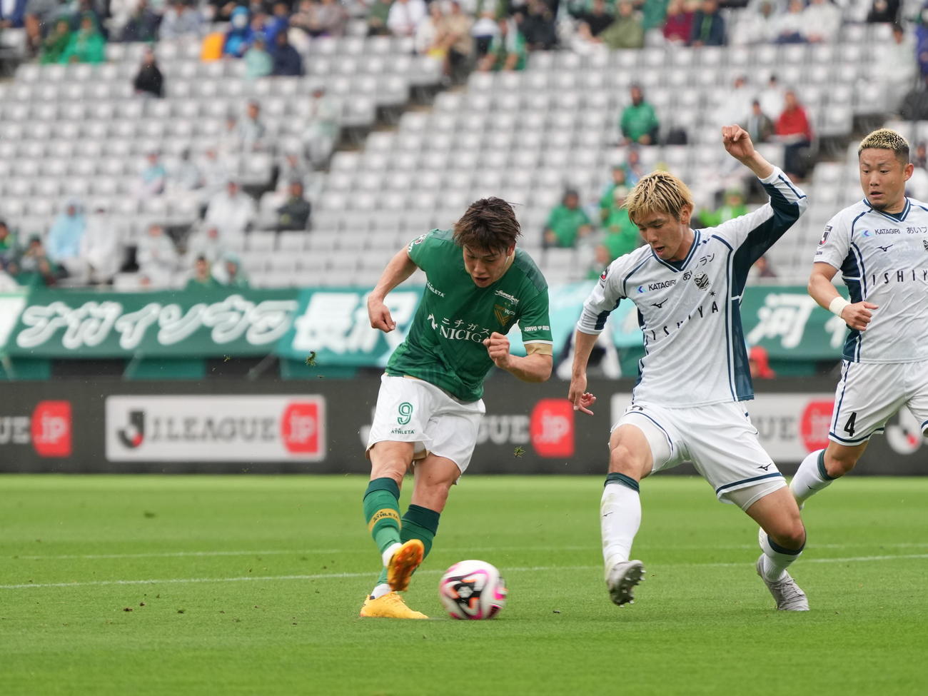 前半、東京V染野（左）はチーム2点目のゴールを奪う（撮影・小沢裕）