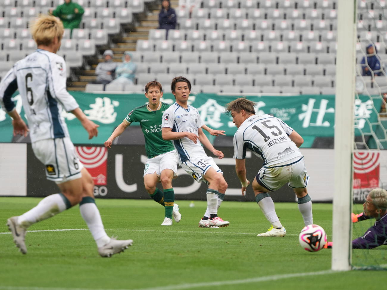 前半、東京V見木（中央）はチーム3点目のゴールを奪う（撮影・小沢裕）