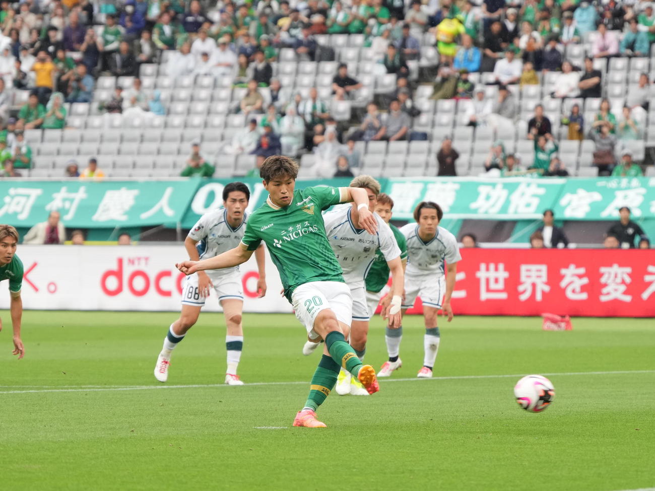 前半、東京V木村（中央）はPKで先制のゴールを奪う