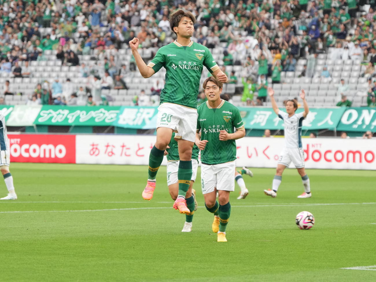 東京V対札幌　前半、東京V木村（左）はPKで先制のゴールを奪う（撮影・小沢裕）