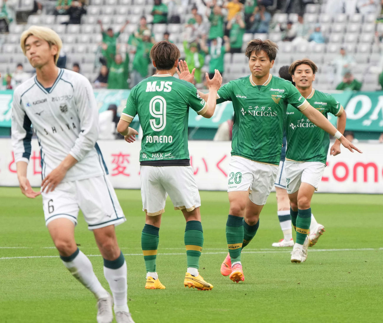 東京V対札幌、前半、東京V木村（右）はPKで先制のゴールを奪いイレブンの祝福を受ける（撮影・小沢裕）