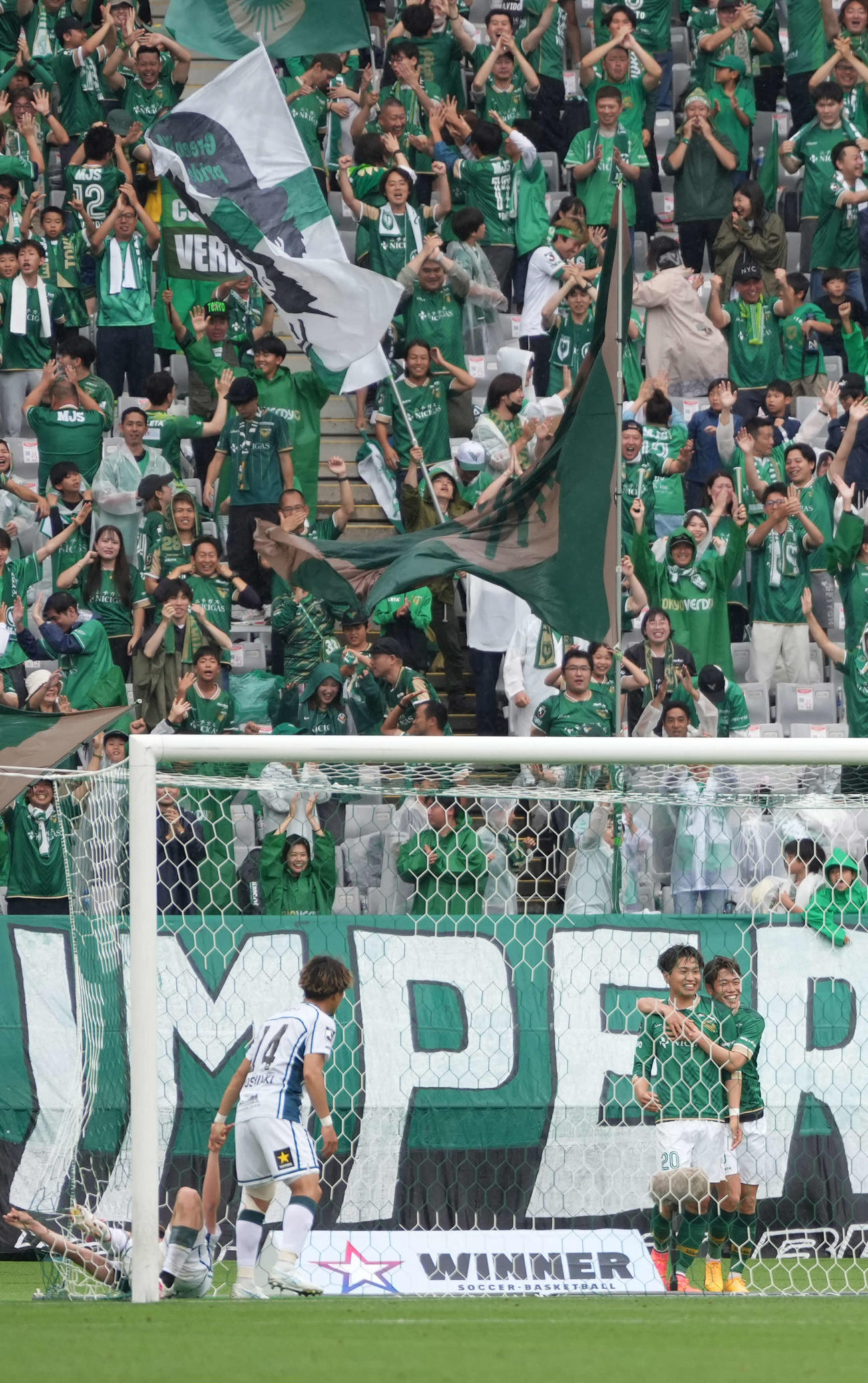 東京V対札幌、後半、札幌GK菅野孝憲は東京V木村勇大（右から2人目）は2点目のゴールを決めイレブンの祝福を受ける（撮影・小沢裕）